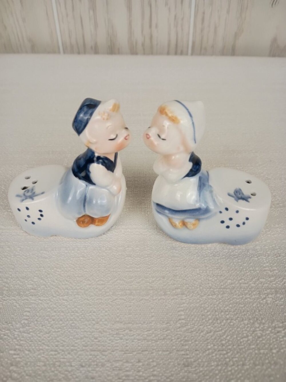 Vintage Blue White Kissing Dutch Boy Girl Salt Pepper Shakers E-5816 Enesco